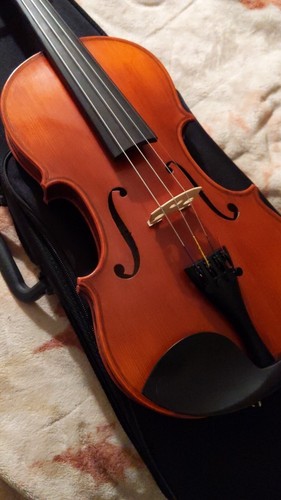 Violin barely used - barely,