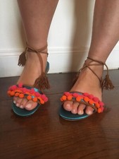 Sandali Colorati Con Dettagli Pon Pon E Lacci In Vero Cuoio