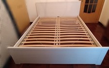 Letto matrimoniale bianco Ikea, completo di 2 basi a doghe per materasso