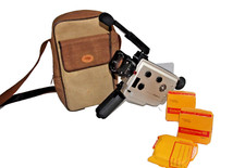 2 FILM SUPER 8 KODACHROME 40 SCADUTE più 1 DA SVILUPP.  in regalo CINEPRESA ELMO