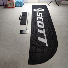 Assortimento di vele pubblicitarie e relativi supporti per eventi ciclistici