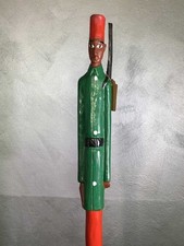 Scultura in legno africana di soldato coloniale XX secolo