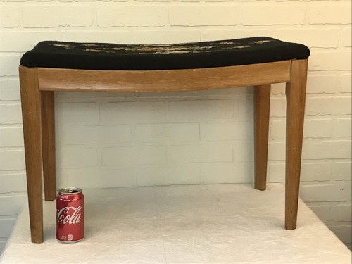 Sgabello ottomano moderno