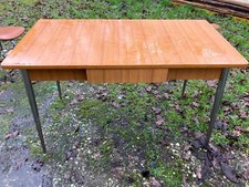 TAVOLO IN FORMICA DEGLI ANNI 60 CON GAMBE IN METALLO