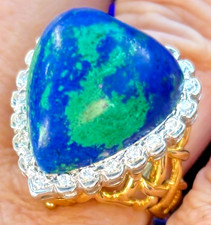 Anello David Webb in oro giallo 18 kt, azzurmalachite, pelle di angelo corallo e diamanti