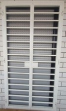 VENDO N° 2 INFERRIATE PER FINESTRE  IN FERRO ZINCATO BIANCO A CALDO SICUREZZA