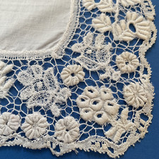 Fazzoletto antico con particolare merletto patchwork applicazioni 38 cm