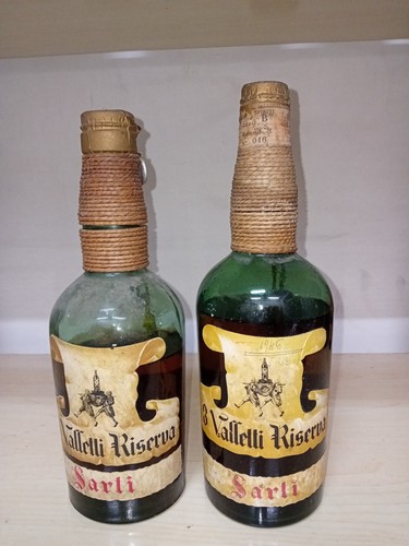 Bottiglie sarti con - con, sigillo