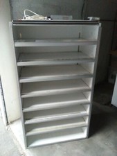 Scaffale in legno e metallo con ripiani con illuminazione