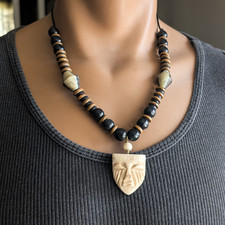 Collana con ciondolo in osso