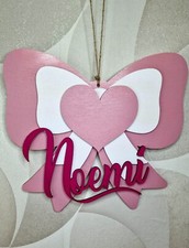 Fiocco  fuoriporta nascita interamente realizzato in legno e dipinto a mano.