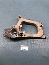 PIASTRA SUPPORTO MARMITTA PIAGGIO MP3 300 I 2010 2016