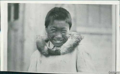 1933 sorridente giovane inuit - sorridente,