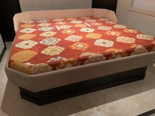 vasca idromassaggio mai usata  incassata in un letto a movimentazione elettrica