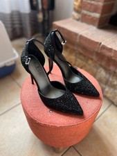 Décolleté in vera pelle, con cinturino alla caviglia, strass e tacco a spillo 10