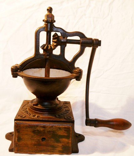 Antico macinacaffè manuale