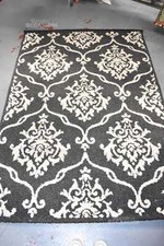 Tappeto Nero Fantasia Sfondo Bianco Dimensione 193x133 Cm