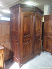 ARMADIO IN NOCE A DUE PORTE  CON CORNICE CENTINATA EPOCA PRIMI 800