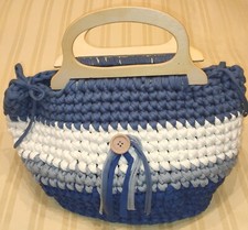 Borsa blu-bianca-azzurra in fettuccia lavorata all'uncinetto e manico in legno.