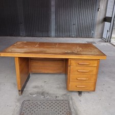 scrivania dirigenziale anonima