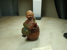 Set bar vintage ANRI in legno intagliato, uomo seduto sulla botte di vino, testa di cavatappi.