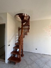 SCALA A CHIOCCIOLA  IN LEGNO MASSELLO  VERNICIATA NOCE CON  13 GRADINI - 