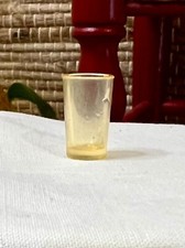 Bicchiere in plastica giallo