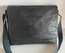 Messanger particolare da vedere   in pelle grigio antracite Piquadro