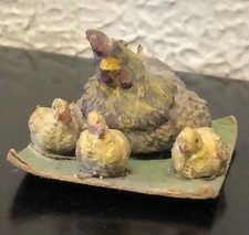 Statuina Del Presepe C.C. CONFALONIERI Chioccia Con Pulcini