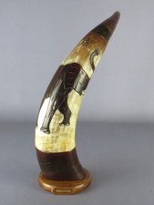 VINTAGE CORNO DECORATIVO MANUFATTO AFRICANO CON FIGURA ELEFANTE INTAGLIATO