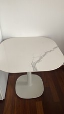 Tavolo Kartell Multiplo quadrato bianco top in grès effetto marmo