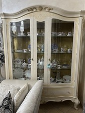 vetrina da salotto e tavolo