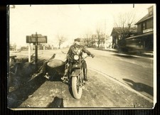 Foto d'epoca POLIZIOTTO SU