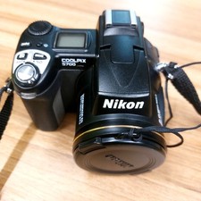 Nikon Coolpix E5700 5,0 MP 8x zoom 8,9-71,2 mm 1:2.8-4,2 fotocamera digitale bridge