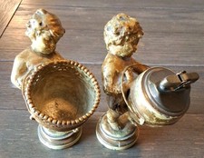 Coppia di statue in metallo bambino che porta un cesto accendino 