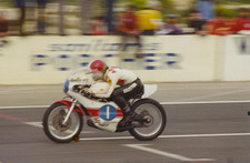 G825. Agostini, Yamaha #1. GP Moto France 1975. Castellet. Photo argentique