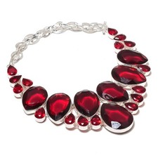 Collana con pietre preziose a