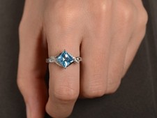 Anello con pietre preziose