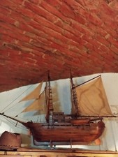 Antico veliero in legno fatto a mano da un artigiano