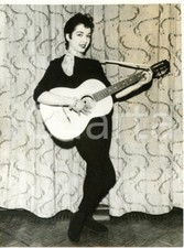 1958 LONDON - BBC tv show "Six-Five Special" - Kerry MARTIN holding her guitar