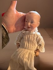 Bambola Kaiser Baby K*R personaggio antico in abito da battesimo con biancheria da letto