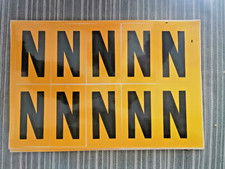 LETTERE ADESIVE NERE SU FONDO