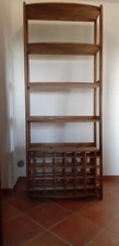 Solido scaffale con ripiani e portabottiglie 