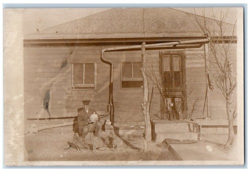 C1910 uomo che - c1910's, nutre