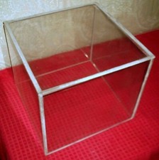 GRANDE CUBO-VETRINETTA-ESPOSITORE IN PLEXIGLASS 37X37X31. 