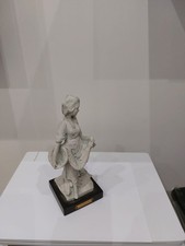 Statuina scultura donna vera