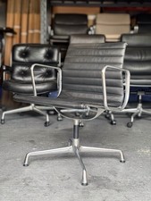 Autentica sedia da ufficio Vitra Eames EA108 in pelle nera e alluminio lucido