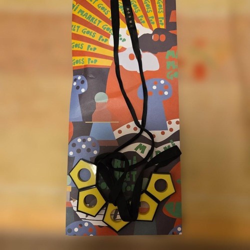 Collana pentagono giallo nero