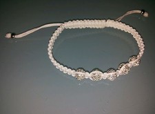 Bracciale in cotone cerato bianco con sfere argentate luminose e cristallini