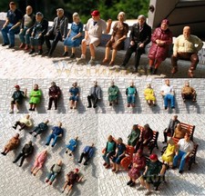 Personaggi viaggiatori seduti